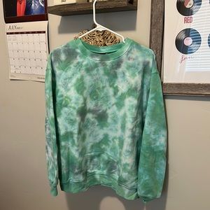 Green tie-dye oversized crewneck. Fits like a medium/large